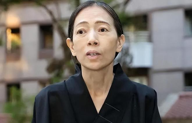 70亿发誓永不近男色她的人生太绝了！龙八国际娱乐网站许纯美：五婚五离身价(图3)