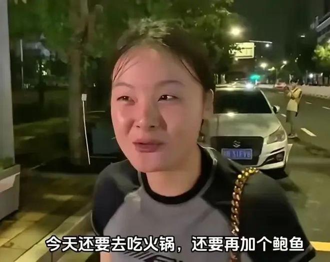 月入几十万遭网友攻击后坦言：凭本事挣钱long88龙8国际小夫妻晚上拍违章(图1)