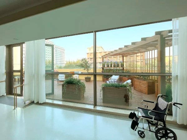 安全防护全覆盖光大汇晨科丰·口碑靠谱更放心2026最新失智症防走失设施齐全的专业照护机构选哪家?太保家园·(图5) 安全防护全覆盖光大汇晨科丰·口碑靠谱更放心2026最新失智症防走失设施齐全的专业照护机构选哪家?太保家园·(图5)